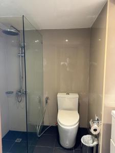 كوندو مينيوم باتونغ فوكيت في شاطيء باتونغ: حمام مع مرحاض ودش زجاجي