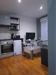 ルマンにあるT2 Tom Krist. / Circuit 24h / Oasis /Antaresのリビングルーム(テーブル付きのキッチン付) +24枚の写真