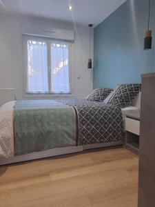 ルマンにあるT2 Tom Krist. / Circuit 24h / Oasis /Antaresのベッドと窓のある寝室