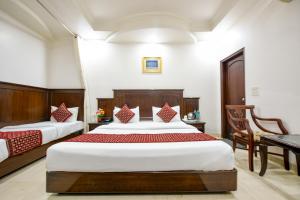 a bedroom with two beds and a desk at Hotel Legend - Walk-In from New Delhi Railway Station in New Delhi
