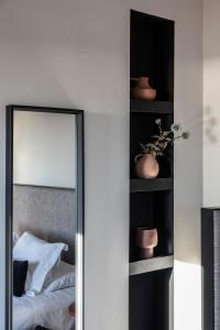 uno specchio di fronte a una camera con letto di Nimbus Santorini a Oia