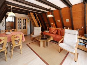 瓦爾德基興的住宿－Wooden chalet with terrace near a swimming lake，客厅配有沙发和桌子