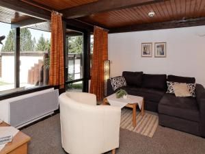 瓦爾德基興的住宿－Wooden chalet with terrace near a swimming lake，客厅配有沙发和桌子