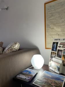 un tavolo con libri e una lampada su un divano di La casa de lu Barone a San Demetrio neʼ Vestini