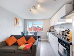 sala de estar con sofá y cocina en 5 MINS to Slough Trading Estate - Free Onsite Parking, WiFi - Sleeps 4 en Slough