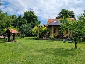 ein Haus mit einem Garten mit einem Pavillon in der Unterkunft Duzzogó Vendégház Agárd in Gárdony