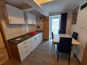 una pequeña cocina con mesa y comedor en Apartment Carli-Jurč en Kobarid