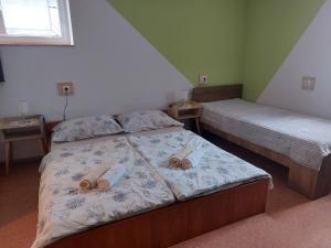 1 dormitorio con 2 camas y ventana en Apartment Carli-Jurč en Kobarid