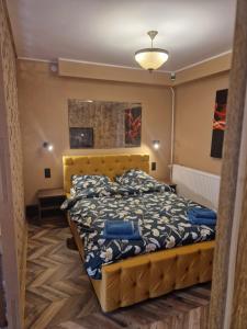 - une chambre avec un lit doté d'une tête de lit jaune dans l'établissement WILLA VASCO NAWIGATOR, à Rewa