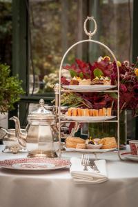 - une assiette de nourriture sur une table avec une bouilloire dans l'établissement Relais & Châteaux Hotel Orfila, à Madrid