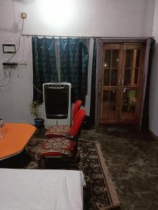 Habitación con ordenador, sillas y mesa. en Gyanbhumi Homestay Ayodhya, en Faizābād