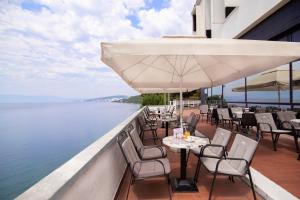 un ristorante con vista sull'acqua di Uvala Scott a Kraljevica (Porto Re)