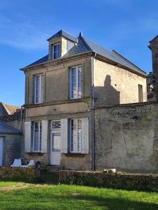 CreullyにあるGîte Le Prieur é - COEUR DE BOURG - maison 48 M2の白いドアと窓のある古いレンガ造りの家