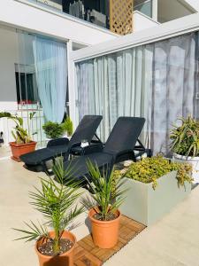 een balkon met 2 stoelen en potplanten bij DaLù suite terrace in Bari