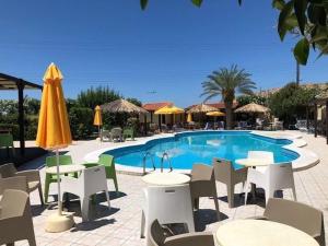 Bazén v ubytování Karteros Hotel nebo v jeho okolí