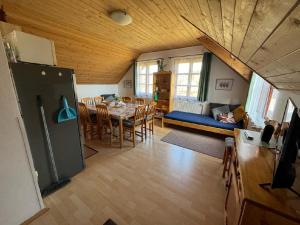 Posezení v ubytování Apartmány Srub Jenišov