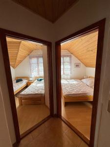 Postel nebo postele na pokoji v ubytování Apartmány Srub Jenišov