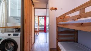 a small room with a bunk bed and a washing machine at Grand Horizon 1 -212- Studio 4 pers in Morillon