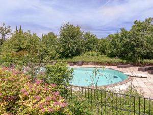 una piscina en un jardín con una valla en Cottage in Les Eyzies De Tayac Sireuil with pool, en Meyrals