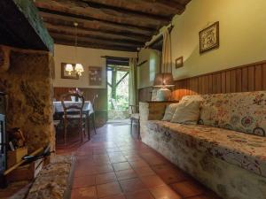 een woonkamer met een bank en een tafel bij Cottage in Les Eyzies De Tayac Sireuil with pool in Meyrals