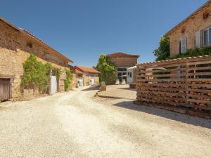 サン・レオナール・ド・ノブラにあるComfortable and cozy cottage with large terraceの木塀のある村の未舗装道路