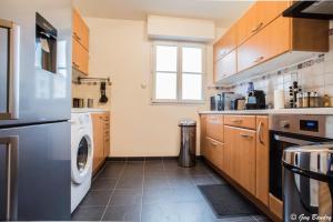 a kitchen with a dishwasher and a washer at Chic apart with parking near Paris in Colombes