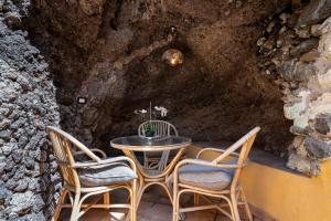 two chairs and a table and a table and chairs at Las Fajanas de Gáldar in Las Palmas de Gran Canaria