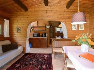 una sala de estar con una mesa en una cabaña de madera en Cozy holiday home on a horse farm in the L neburg Heath, en Eschede