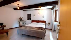 - une chambre blanche avec un grand lit dans l'établissement La Sibillina, à Sarnano