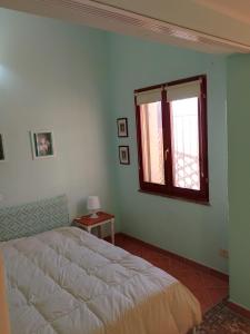 1 dormitorio con cama y ventana en New! La Ginestra,casa vacanze in montagna-Seulo Sardegna, en Seùlo
