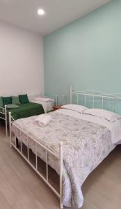 Кровать или кровати в номере Casa Napoli Centro Carmen e Sara