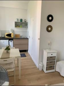 Una cocina con una mesa y un comedor. en Studio 1 Chartres gare et Colisée a 100m, en Chartres