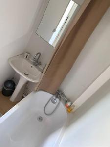 un baño con bañera y lavabo en Studio 1 Chartres gare et Colisée a 100m, en Chartres