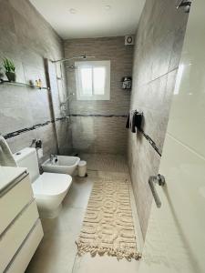 Koupelna v ubytování New Luxury Villa Tuulia with private pool and parking