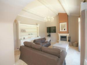Martres-Tolosane的住宿－Luxury villa in Provence with a private pool，带沙发和壁炉的客厅