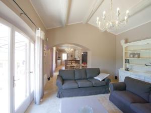 Martres-Tolosane的住宿－Luxury villa in Provence with a private pool，一间带两张沙发的客厅和一间用餐室