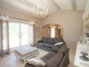 un soggiorno con divano e tavolo di Luxury villa in Provence with a private pool a Martres-Tolosane