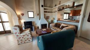 sala de estar con sofá y mesa en Strandnahe Wohnung mit Meerblick en Moraira