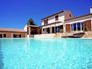 Martres-Tolosane的住宿－Luxury villa in Provence with a private pool，别墅前设有游泳池