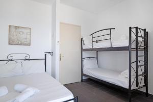 Una habitación con dos literas y una puerta. en Iguana studio 5, en Preveza