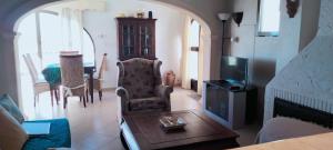 A seating area at Strandnahe Wohnung mit Meerblick