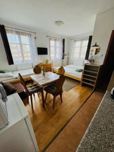 TV a/nebo společenská místnost v ubytování Apartmány Srub Jenišov