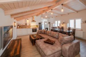 ein großes Wohnzimmer mit Couch und Tisch in der Unterkunft Ferienhaus Becker Ferienwohnung Brücke in Heringsdorf