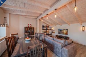 ein Wohnzimmer mit einer Couch und einem Tisch in der Unterkunft Ferienhaus Becker Ferienwohnung Brücke in Heringsdorf