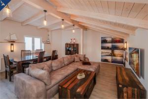 Ein Sitzbereich in der Unterkunft Ferienhaus Becker Ferienwohnung Brücke