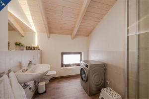 ein Badezimmer mit Waschbecken und Waschmaschine in der Unterkunft Ferienhaus Becker Ferienwohnung Brücke in Heringsdorf