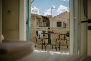 um pátio com uma mesa e cadeiras numa varanda em Smaragda's Guest Rooms em Limassol