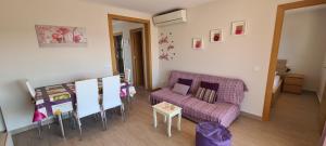 sala de estar con sofá y mesa en Miramar Serveis - Apartamento Rosita Parking y A/C en Cambrils