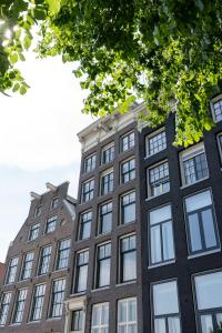 um edifício de apartamentos em Amesterdão com janelas em Amsterdam Dockside Flats em Amsterdã