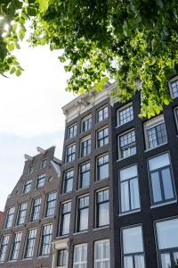 an apartment building in amsterdam with windows at Amsterdam Dockside Flats in Amsterdam